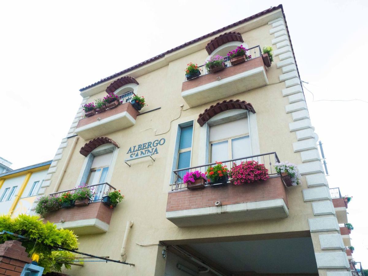 Albergo Sant'Anna Pagani Bagian luar foto